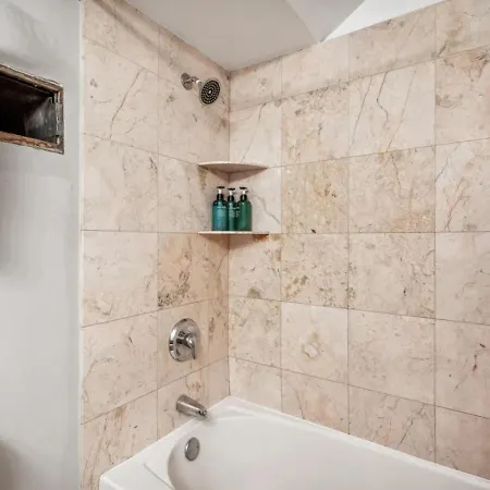 Sleep 25 - Huge Downtown Vintage Lofts, Balcony & Gym Apartment *