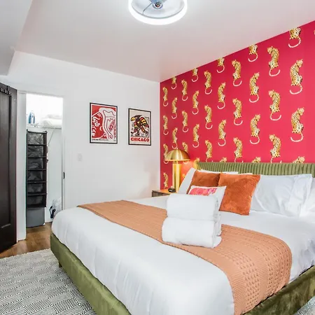 King Bed, Great Wifi, United Center, Walk To Train Apartment *