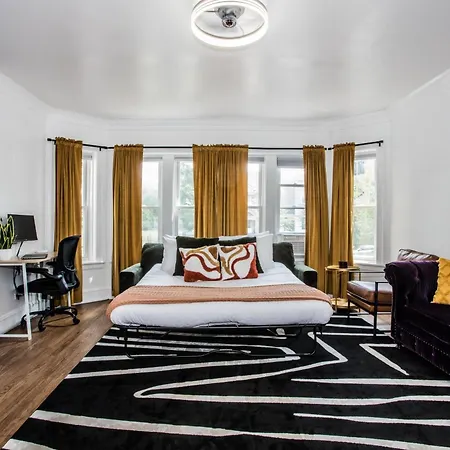 King Bed, Great Wifi, United Center, Walk To Train Apartment Chicago