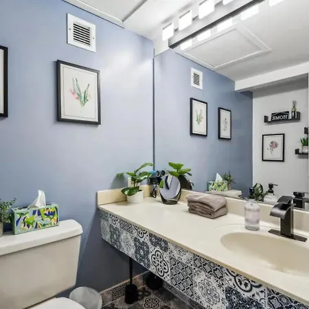 Sleep 25 - Huge Downtown Vintage Lofts, Balcony & Gym Apartment