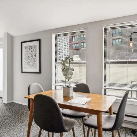 Apartment Sleep 25 - Huge Downtown Vintage Lofts, Balcony & Gym *