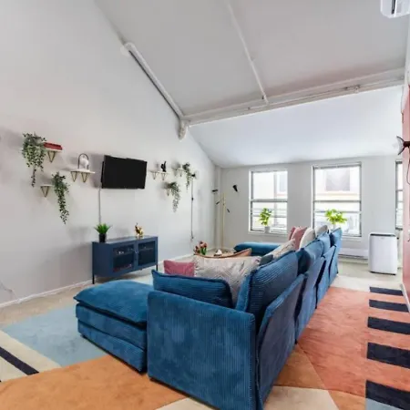 Apartment Sleep 25 - Huge Downtown Vintage Lofts, Balcony & Gym *