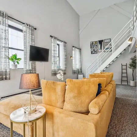Sleep 25 - Huge Downtown Vintage Lofts, Balcony & Gym