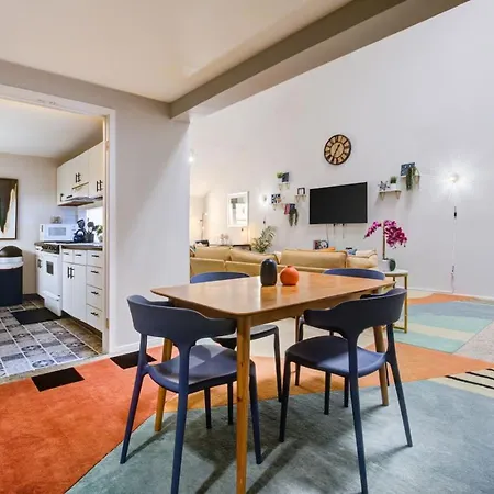 Sleep 25 - Huge Downtown Vintage Lofts, Balcony & Gym Apartment