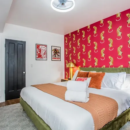 King Bed, Great Wifi, United Center, Walk To Train Apartment *