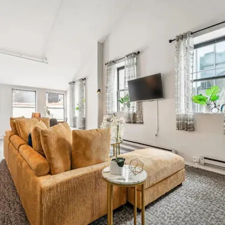 Sleep 25 - Huge Downtown Vintage Lofts, Balcony & Gym