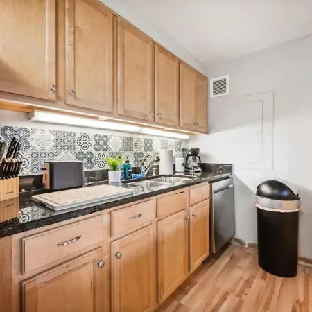 Sleep 25 - Huge Downtown Vintage Lofts, Balcony & Gym *