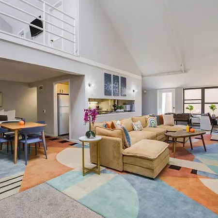 Sleep 25 - Huge Downtown Vintage Lofts, Balcony & Gym Apartment *