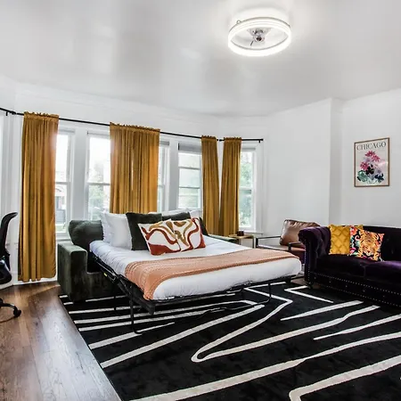 King Bed, Great Wifi, United Center, Walk To Train Apartment *