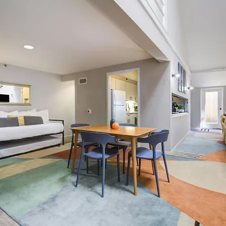 Sleep 25 - Huge Downtown Vintage Lofts, Balcony & Gym Apartment