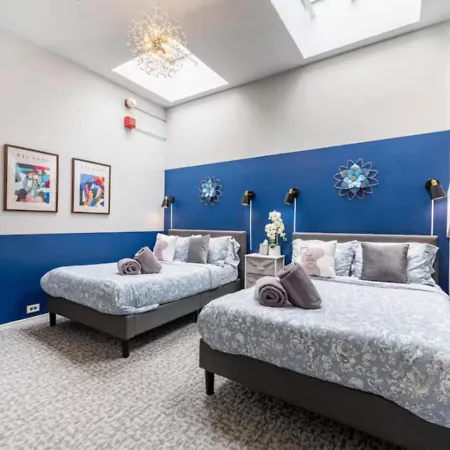 Sleep 25 - Huge Downtown Vintage Lofts, Balcony & Gym *