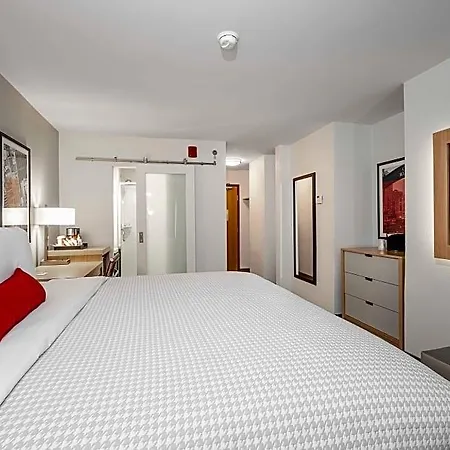 Saint Clair - Magnificent Mile Hotel 4*