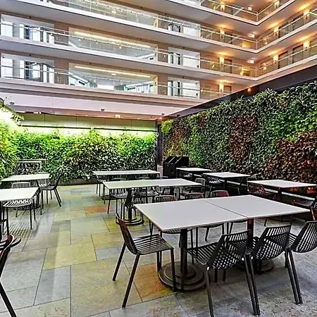 Embassy By Hilton Downtown Magnificent Mile 4*