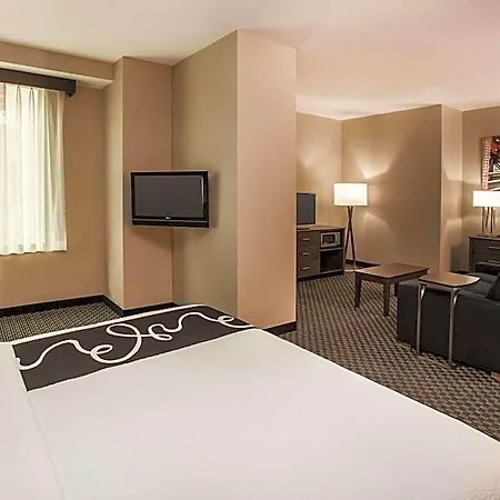 La Quinta & By Wyndham Downtown Hotel
