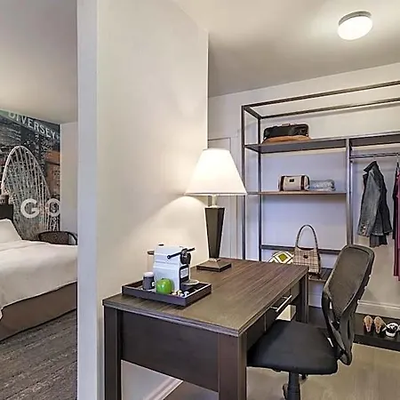 Hotel Versey Lincoln Park