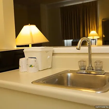 Hotel Travelodge By Wyndham Downtown 2*