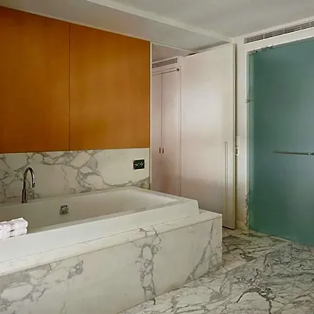 55 Downtown 4*