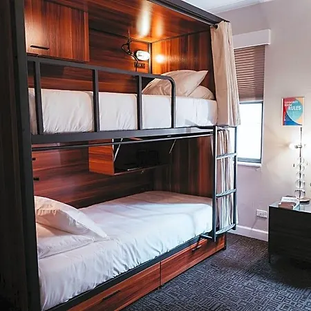 Selina 3* Chicago