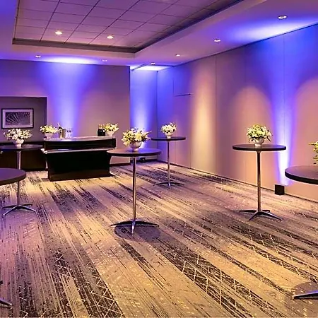 Courtyard By Marriott Downtown/magnificent Mile Hotel 3*