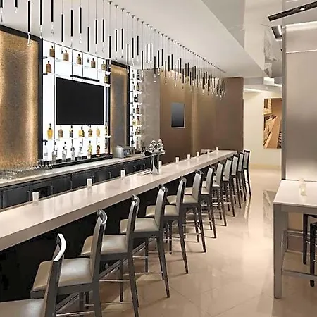 Hotel Chicago, Autograph Collection 4*