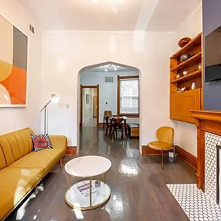Lincoln Park 3 Bedroom Penthouse Apartment