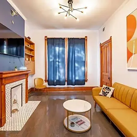 Lincoln Park 3 Bedroom Penthouse *