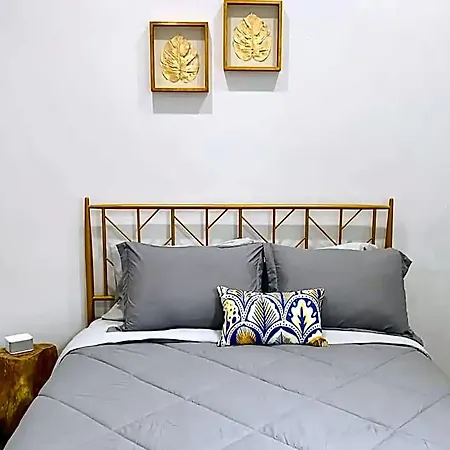 Lincoln Park 3 Bedroom Penthouse Apartment *