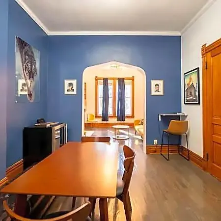 Lincoln Park 3 Bedroom Penthouse Apartment *
