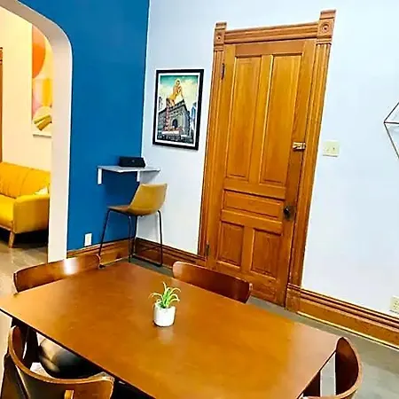 Lincoln Park 3 Bedroom Penthouse Apartment *