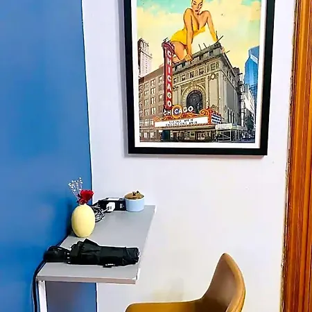 Lincoln Park 3 Bedroom Penthouse Apartment *