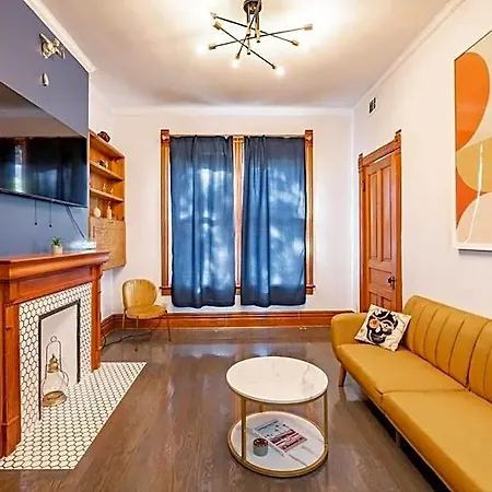 Lincoln Park 3 Bedroom Penthouse Apartment *