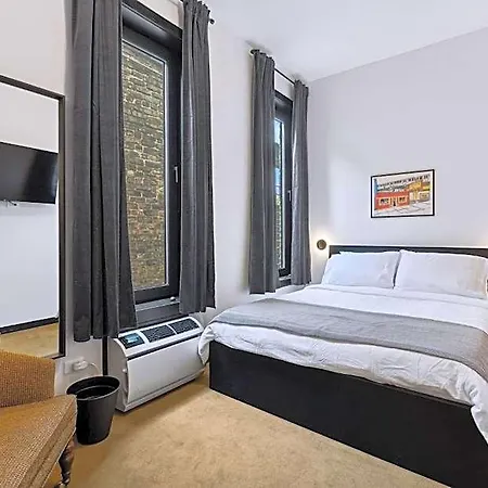 Logan Square Sro Hotel 2*