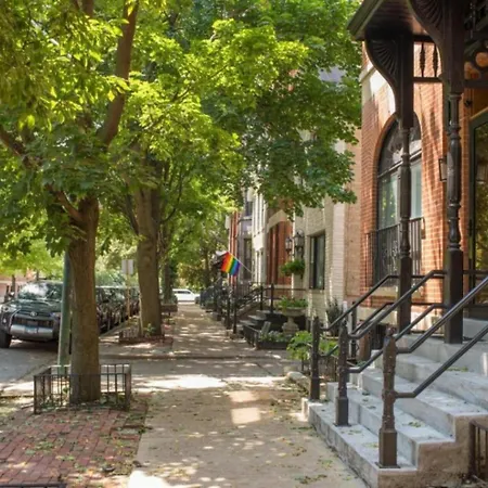 4 Bedroom • Theater • Gym • Walk To Lincoln Park! Holiday home