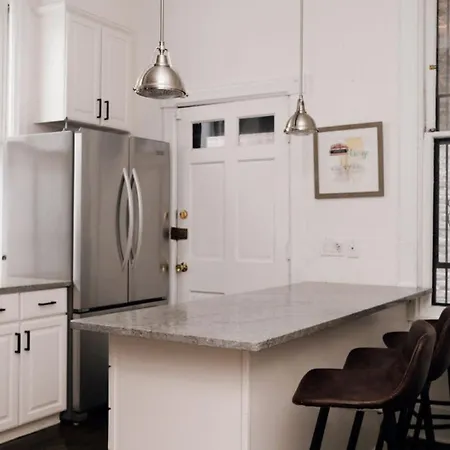 4 Bedroom • Theater • Gym • Walk To Lincoln Park! Holiday home Chicago