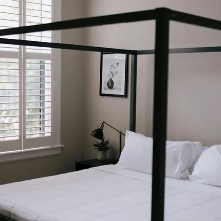 4 Bedroom • Theater • Gym • Walk To Lincoln Park! *