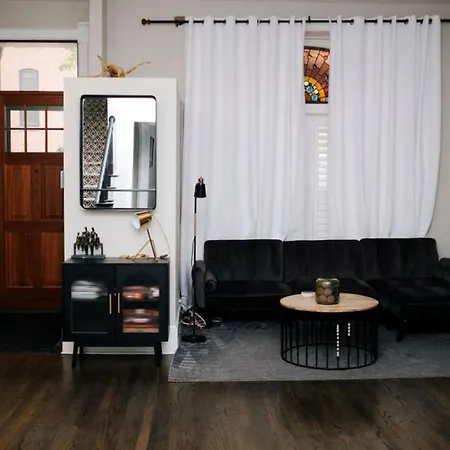 4 Bedroom • Theater • Gym • Walk To Lincoln Park! Holiday home