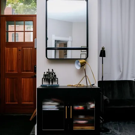 Holiday home 4 Bedroom • Theater • Gym • Walk To Lincoln Park!