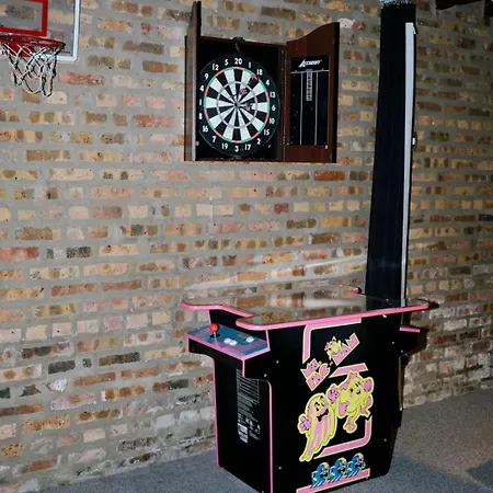 4 Bedroom • Theater • Gym • Walk To Lincoln Park! * Chicago