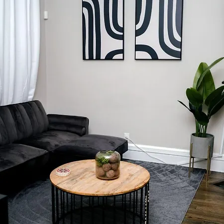 4 Bedroom • Theater • Gym • Walk To Lincoln Park! Holiday home