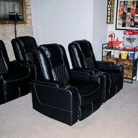 Holiday home 4 Bedroom • Theater • Gym • Walk To Lincoln Park! Chicago