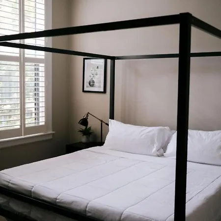 4 Bedroom • Theater • Gym • Walk To Lincoln Park! Holiday home