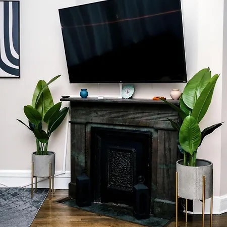 4 Bedroom • Theater • Gym • Walk To Lincoln Park! *