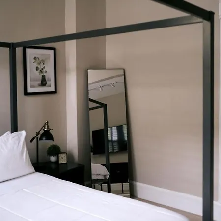 4 Bedroom • Theater • Gym • Walk To Lincoln Park! Holiday home