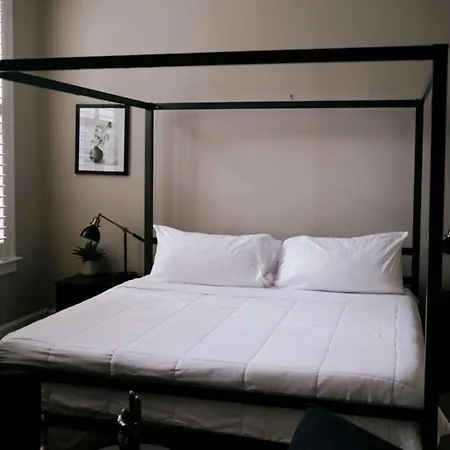 4 Bedroom • Theater • Gym • Walk To Lincoln Park! Chicago