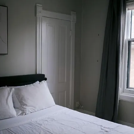 4 Bedroom • Theater • Gym • Walk To Lincoln Park! Holiday home