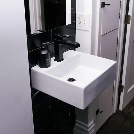 Holiday home 4 Bedroom • Theater • Gym • Walk To Lincoln Park!