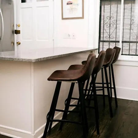 4 Bedroom • Theater • Gym • Walk To Lincoln Park! Holiday home