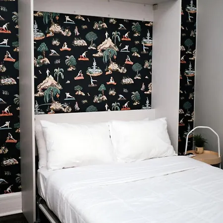 Holiday home 4 Bedroom • Theater • Gym • Walk To Lincoln Park!