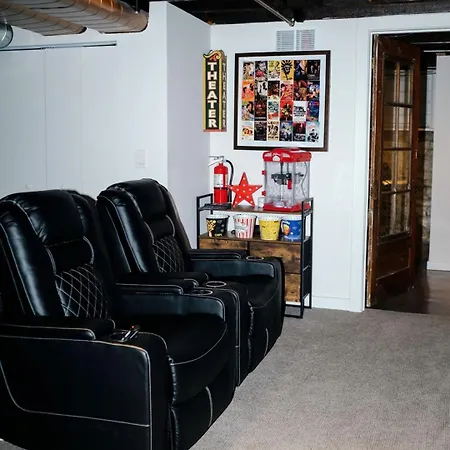 Holiday home 4 Bedroom • Theater • Gym • Walk To Lincoln Park! *