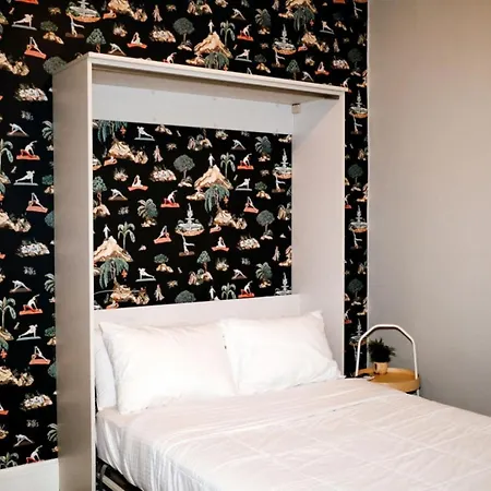 4 Bedroom • Theater • Gym • Walk To Lincoln Park! Holiday home Chicago